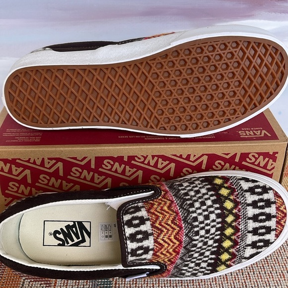 Vans WMNS Classic Slip-0n
Fair Isle Brown/Multi
VN0A5JMHBF0
Sneakers - Picture 3 of 16